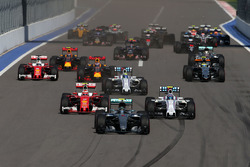 Nico Rosberg, Mercedes AMG F1 Team W07, führt nach dem Start