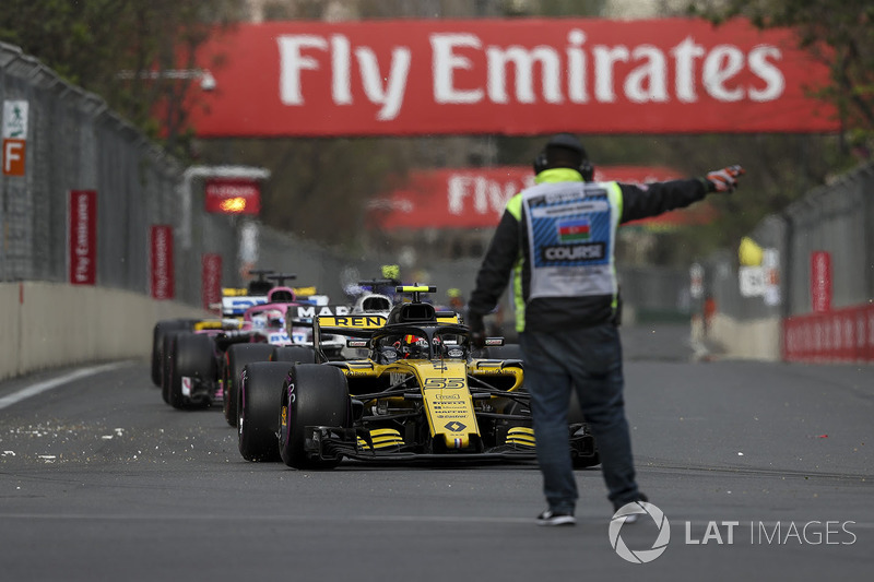 Carlos Sainz Jr., Renault Sport F1 Team R.S. 18 and marshal