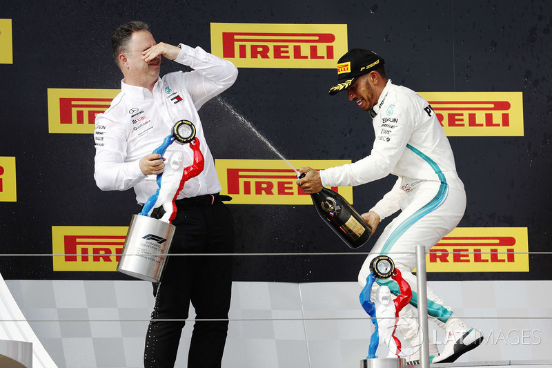 Podio: Ron Meadows, Mercedes AMG F1 Team Manager, ganador de la carrera Lewis Hamilton, Mercedes-AMG F1