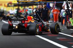 Daniel Ricciardo, Red Bull Racing RB14, returns to the pits