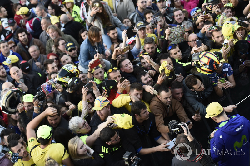 Valentino Rossi, Yamaha Factory Racing with fans