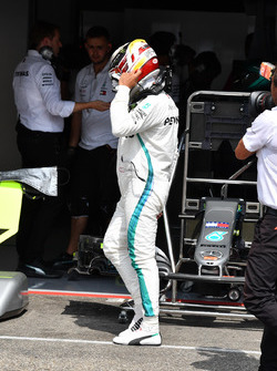 Lewis Hamilton, Mercedes-AMG F1 camina después de detenerse en la pista