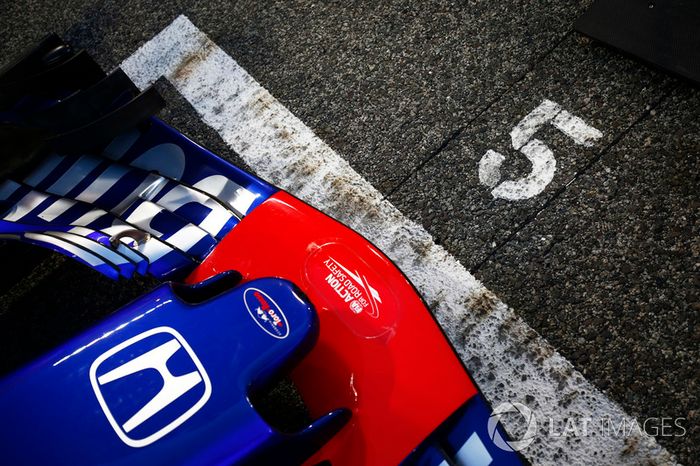 El coche de Pierre Gasly, Toro Rosso STR13 Honda, en la parrilla