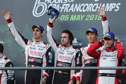 Podyum: Yarış galibi #8 Toyota Gazoo Racing Toyota TS050: Sébastien Buemi, Kazuki Nakajima, Fernando Alonso