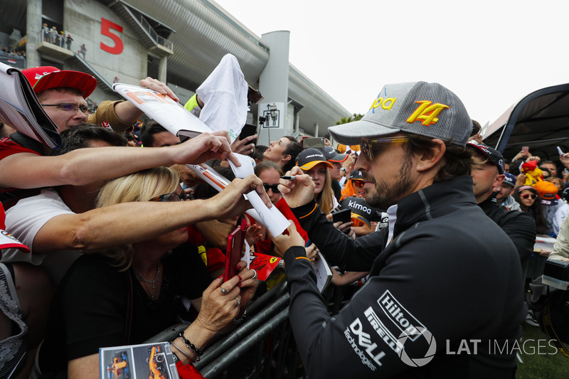 Fernando Alonso, McLaren, firma autógrafos para fanáticos