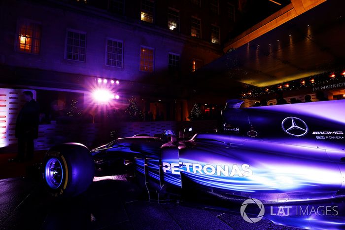 Un F1 de Mercedes cerca de la entrada