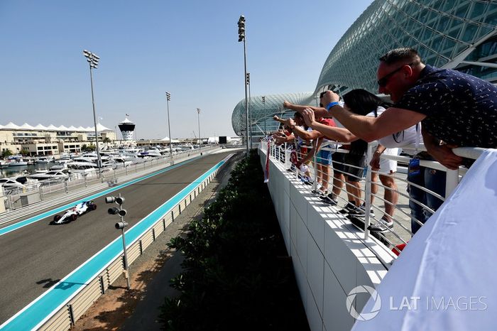 Fans cheer Robert Kubica, Williams FW40