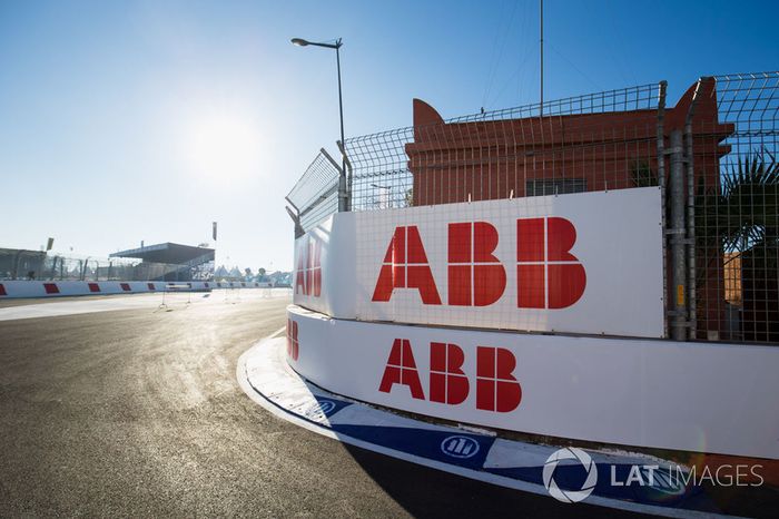 Logos de ABB por el circuito
