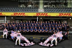 Esteban Ocon, Sahara Force India F1, Sergio Pérez, Sahara Force India F1 con el equipo