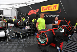 Area di preparazione delle gomme Pirelli