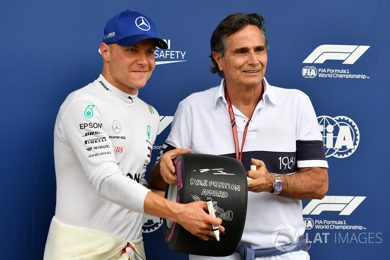 Il poleman Valtteri Bottas, Mercedes AMG F1 riceve il Pirelli Pole Position Award da Nelson Piquet
