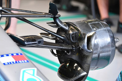 Mercedes-AMG F1 W09, dettaglio del brake duct e del mozzo della ruota anteriore