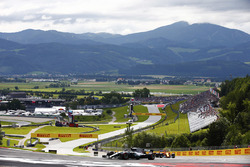Lewis Hamilton, Mercedes AMG F1 W09, precede Stoffel Vandoorne, McLaren MCL33