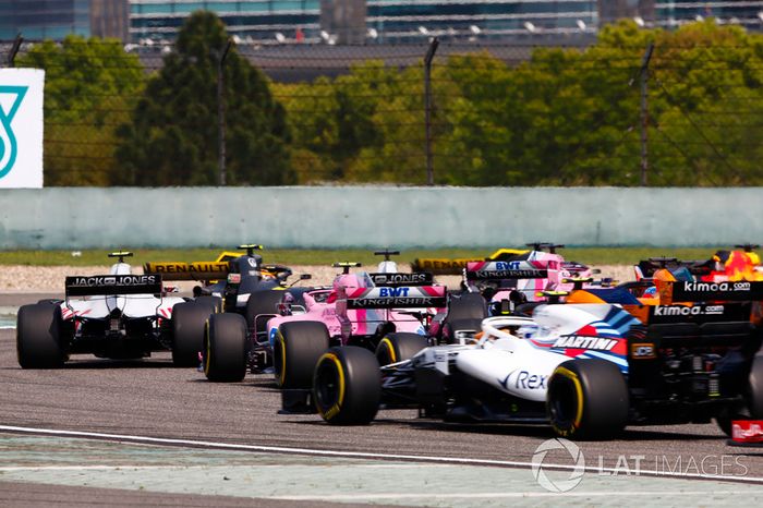 Kevin Magnussen, Haas F1 Team VF-18 Ferrari, Esteban Ocon, Force India VJM11 Mercedes, y Sergey Sirotkin, Williams FW41 Mercedes,en el medio del paquete al comienzo de la carrera