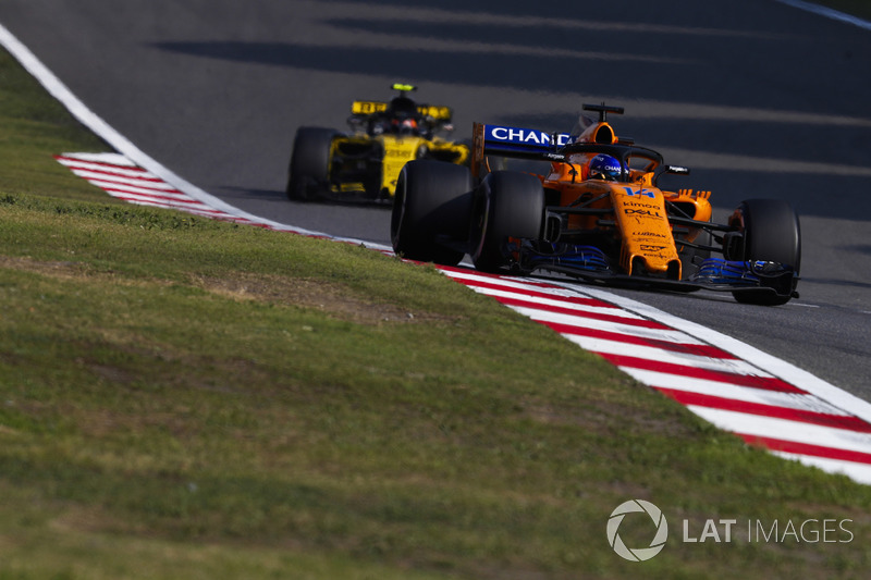 Fernando Alonso, McLaren MCL33 Renault, Carlos Sainz Jr., Renault Sport F1 Team R.S. 18