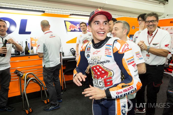 Campeón del mundo Marc Márquez, Repsol Honda Team celebra con el equipo