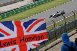 Lewis Hamilton, Mercedes-AMG F1 W09 EQ Power+ et le drapeau du Royaume-Uni