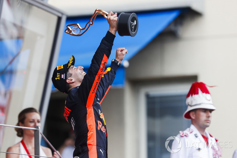 Le vainqueur Daniel Ricciardo, Red Bull Racing, avec son trophée