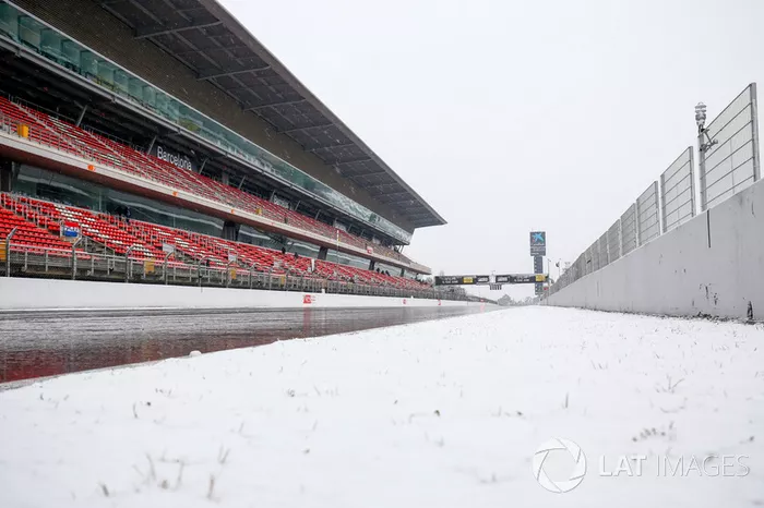 La grille entourée de neige