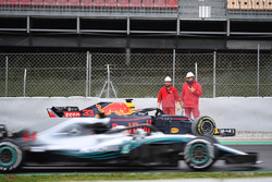 Lewis Hamilton, Mercedes-AMG F1 W09 supera Max Verstappen, Red Bull Racing RB14 nella ghiaia