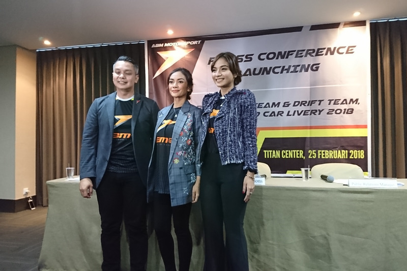 M. Diponegoro, ABM Motorsports, Baby Regitia, ABM Motorsports Media Relations, dan Masayu Anastrasia, ABM Motorsports, Public Relations Manager, saat konfrensi pers