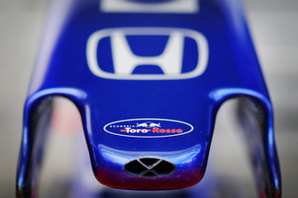 Ніс Scuderia Toro Rosso