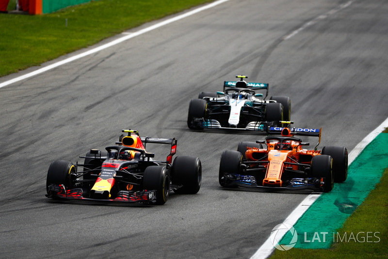 Max Verstappen, Red Bull Racing RB14 Tag Heuer, Stoffel Vandoorne, McLaren MCL33, y Valtteri Bottas, Mercedes AMG F1 W09