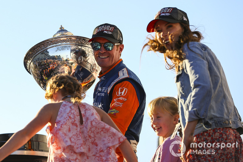 Kampiun IndyCar 2018, Scott Dixon, Chip Ganassi Racing Honda, bersama istrinya, Emma, dan kedua anaknya, Tilly dan Poppy