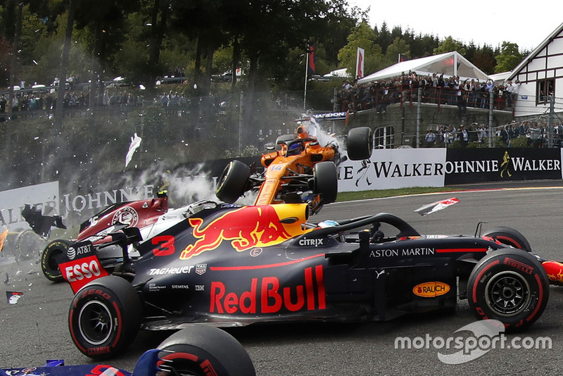 Фернандо Алонсо, McLaren MCL33, аварія на старті