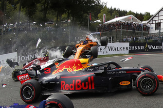 Fernando Alonso, McLaren MCL33 crashes at the start