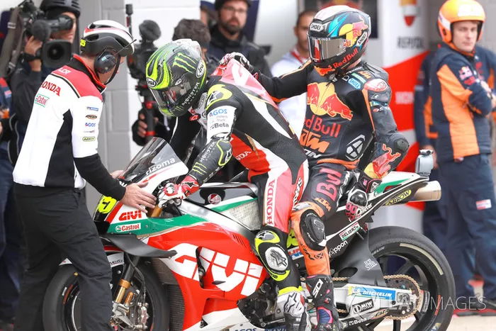 Bradley Smith, Red Bull KTM Factory Racing, es llevado al box por Crutchlow después de la caída