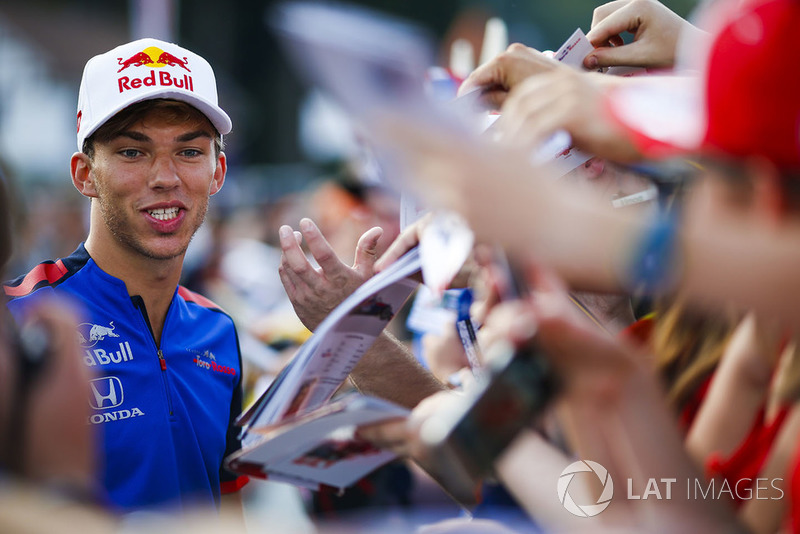Pierre Gasly, Toro Rosso, signs autographs for fans