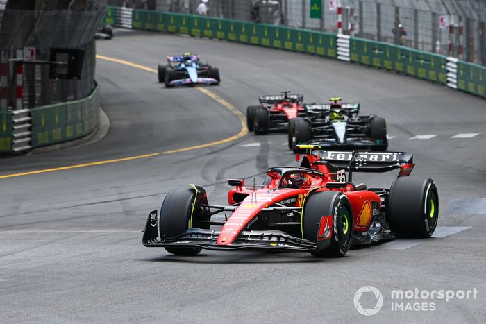 Carlos Sainz, Ferrari SF-23, Lewis Hamilton, Mercedes F1 W14, Charles Leclerc, Ferrari SF-23