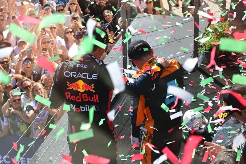 Sergio Perez, Red Bull Racing, 3° posizione, Lando Norris, McLaren, 2° posizione, festeggiano sul podio con lo Champagne