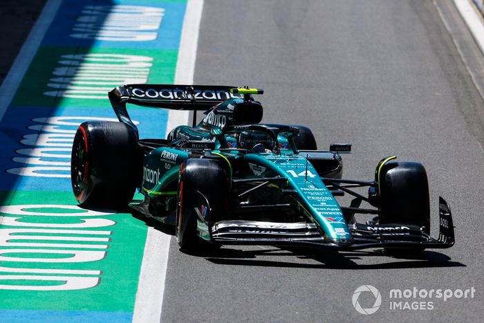 Fernando Alonso, Aston Martin AMR23, sale del garaje