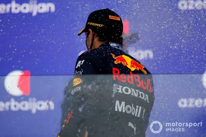 Podio: ganador de la carrera Sergio Pérez, Red Bull Racing