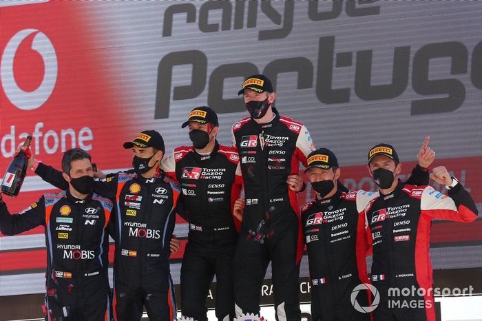 Podio: Ganador de la carrera Elfyn Evans, Scott Martin, Toyota Gazoo Racing WRT Toyota Yaris WRC, segundo lugar Dani Sordo, Borja Rozada, Hyundai Motorsport Hyundai i20 Coupe WRC, tercer lugar Sébastien Ogier, Julien Ingrassia, Toyota Gazoo Racing WRT Toyota Yaris WRC