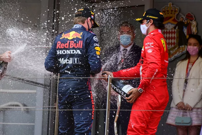 Podio: ganador Max Verstappen, Red Bull Racing, segundo lugar Carlos Sainz Jr., Ferrari