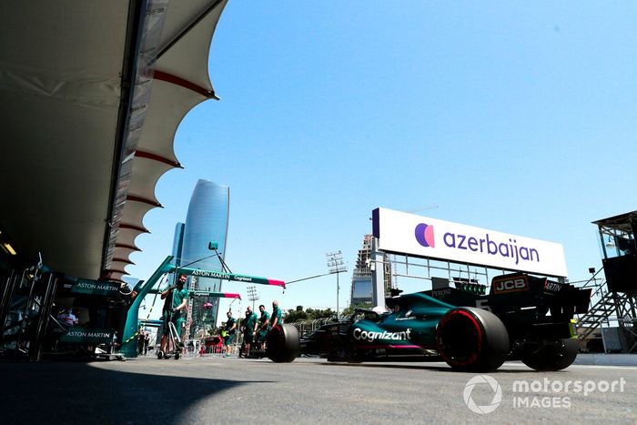 Sebastian Vettel, Aston Martin AMR21, en pits