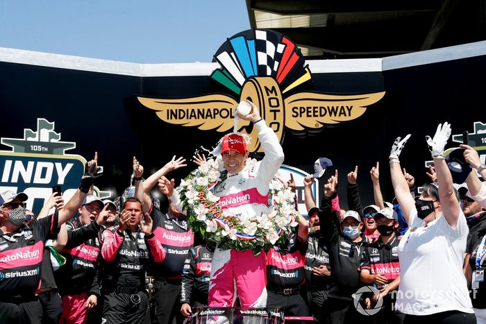 Ganador de la carrera Helio Castroneves, Meyer Shank Racing Honda celebran
