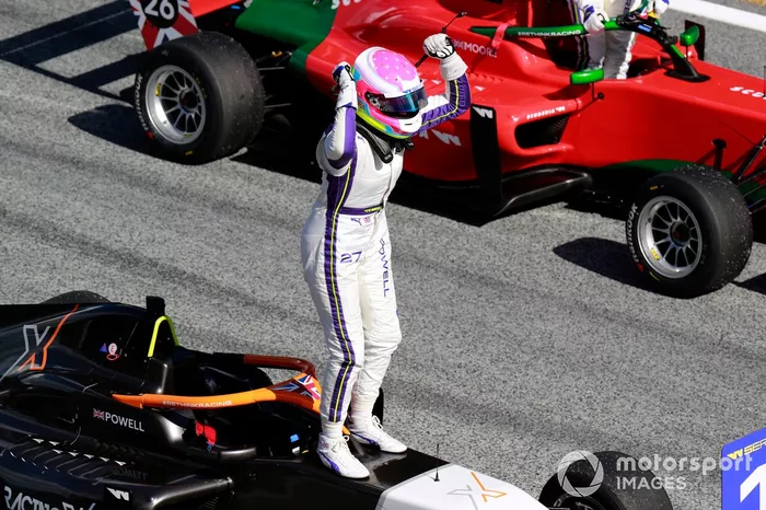 Ganadora Alice Powell celebran en Parc Ferme