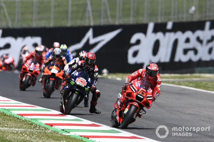 Francesco Bagnaia, líder al inicio de la carrera