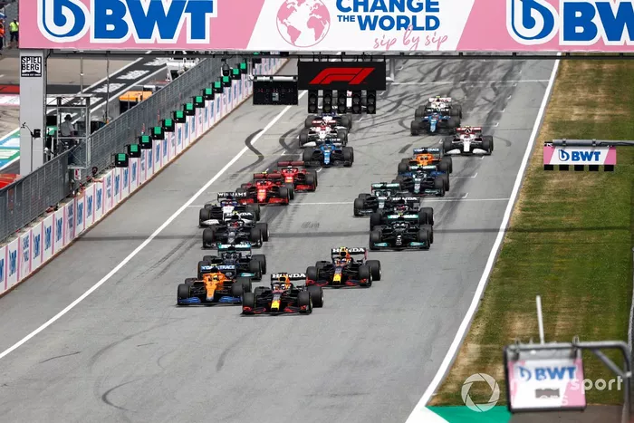 Max Verstappen, Red Bull Racing RB16B, Lando Norris, McLaren MCL35M, Sergio Pérez, Red Bull Racing RB16B, Lewis Hamilton, Mercedes W12, Valtteri Bottas, Mercedes W12, Pierre Gasly, AlphaTauri AT02, al inicio