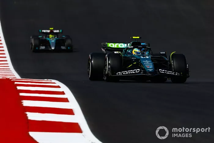 Fernando Alonso, Aston Martin AMR24, Lewis Hamilton, Mercedes F1 W15