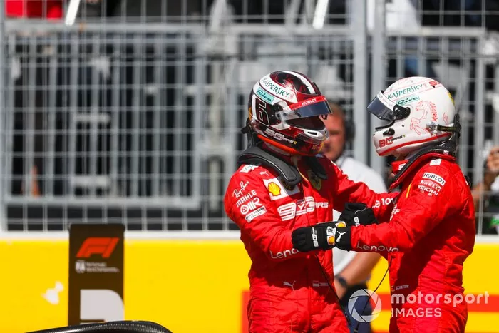 Charles Leclerc, Ferrari, si congratula con il compagno di squadra, Sebastian Vettel, Ferrari, per la pole position