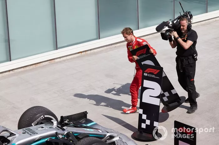 Sebastian Vettel, Ferrari, 2ª posición, cambia los tableros de posición en protesta por una sanción que le costó la victoria.