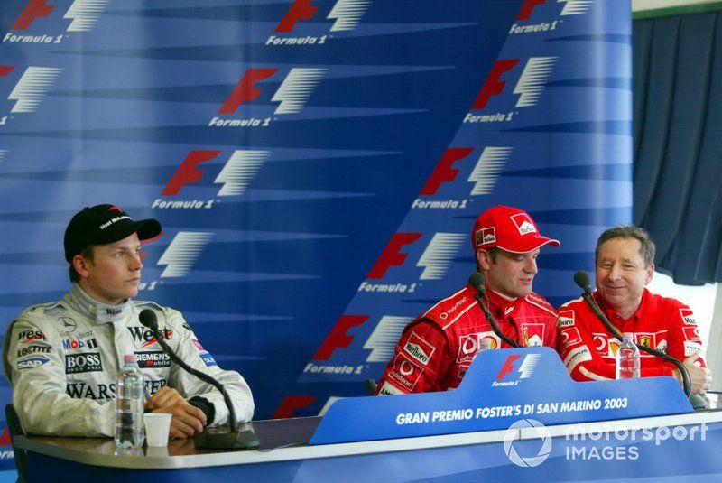 Kimi Raikkonen, McLaren, Rubens Barrichello, Ferrari con Jean Todt, Ferrari Director que sustituyó al ganador de la carrera Michael Schumacher, Ferrari en la conferencia de prensa