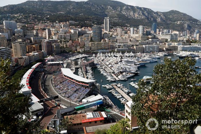 Una vista del puerto y de las tribunas