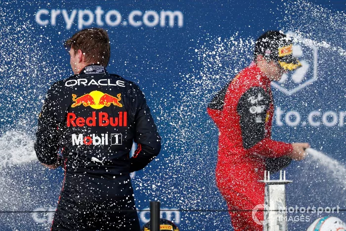 Max Verstappen, Red Bull Racing, 1ª posición, Charles Leclerc, Ferrari, 2ª posición, rocían de champagne el podio