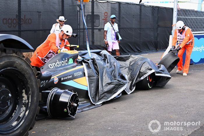 Los oficiales de pista retiran el coche dañado de Lando Norris, McLaren MCL36